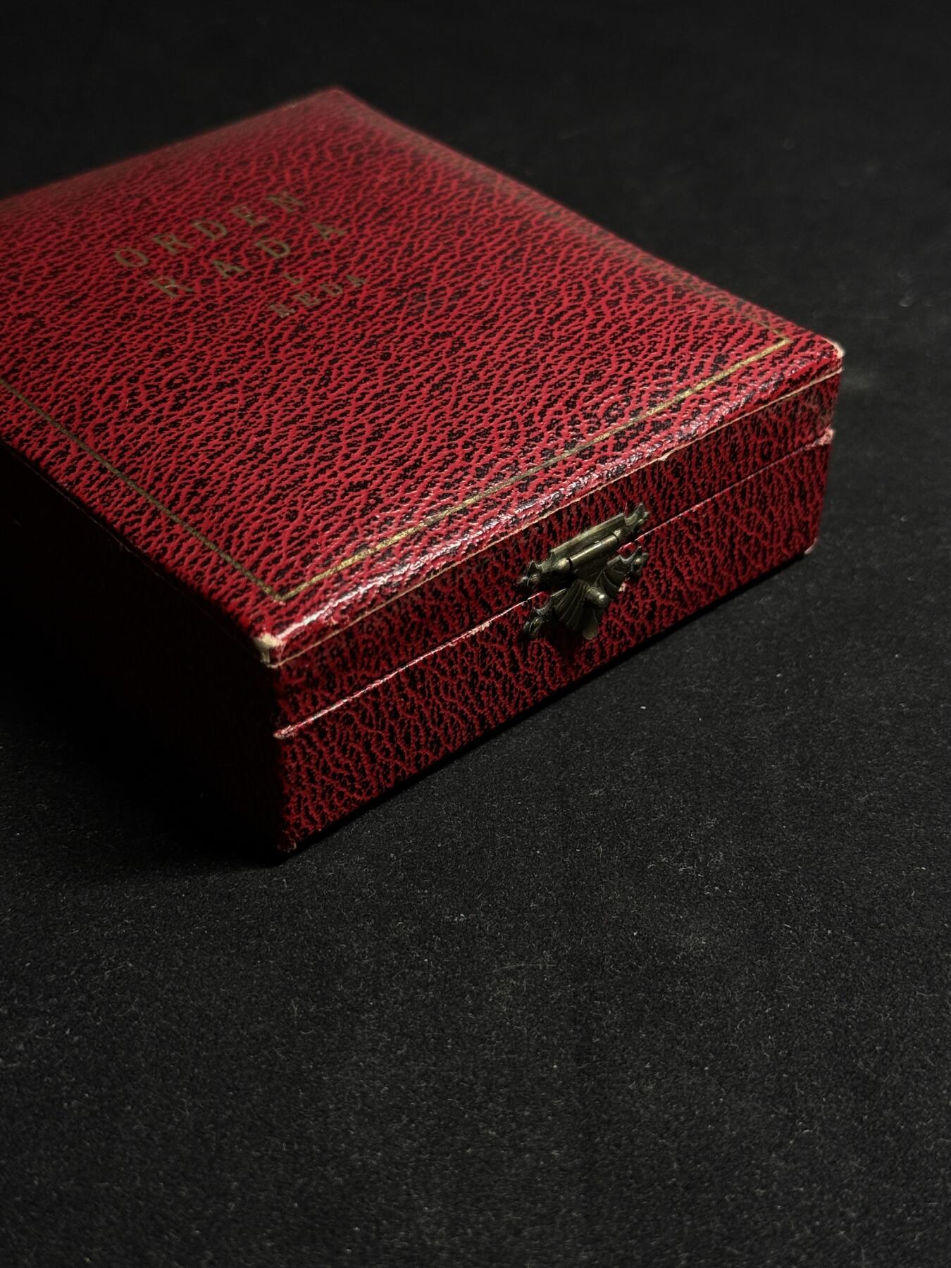 欢庆元旦！戎马世界章牌大赏第109期元旦大拍 南斯拉夫一级劳动勋章，带原盒，号段1277，银制，非常少见的过渡版（转轮向别针过渡短暂存在的版本）