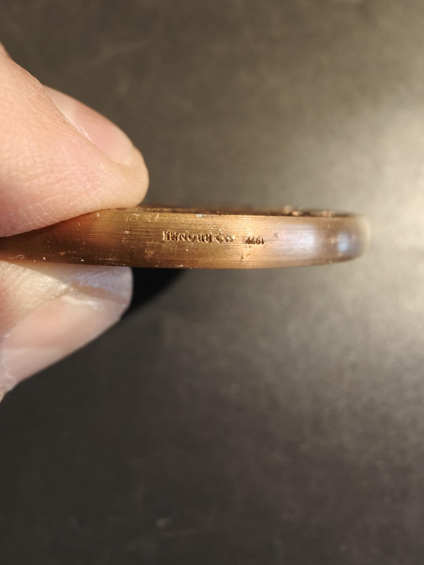 老王徽章第171期  法国公证处与存托银行大铜章 原盒 直径60mm 重量121.1g 正面人物为亨利·弗朗索瓦·达盖索 (1668-1751)，他曾三次担任法国大法官。他被伏尔泰誉为“法国有史以来学识最渊博的法官”。