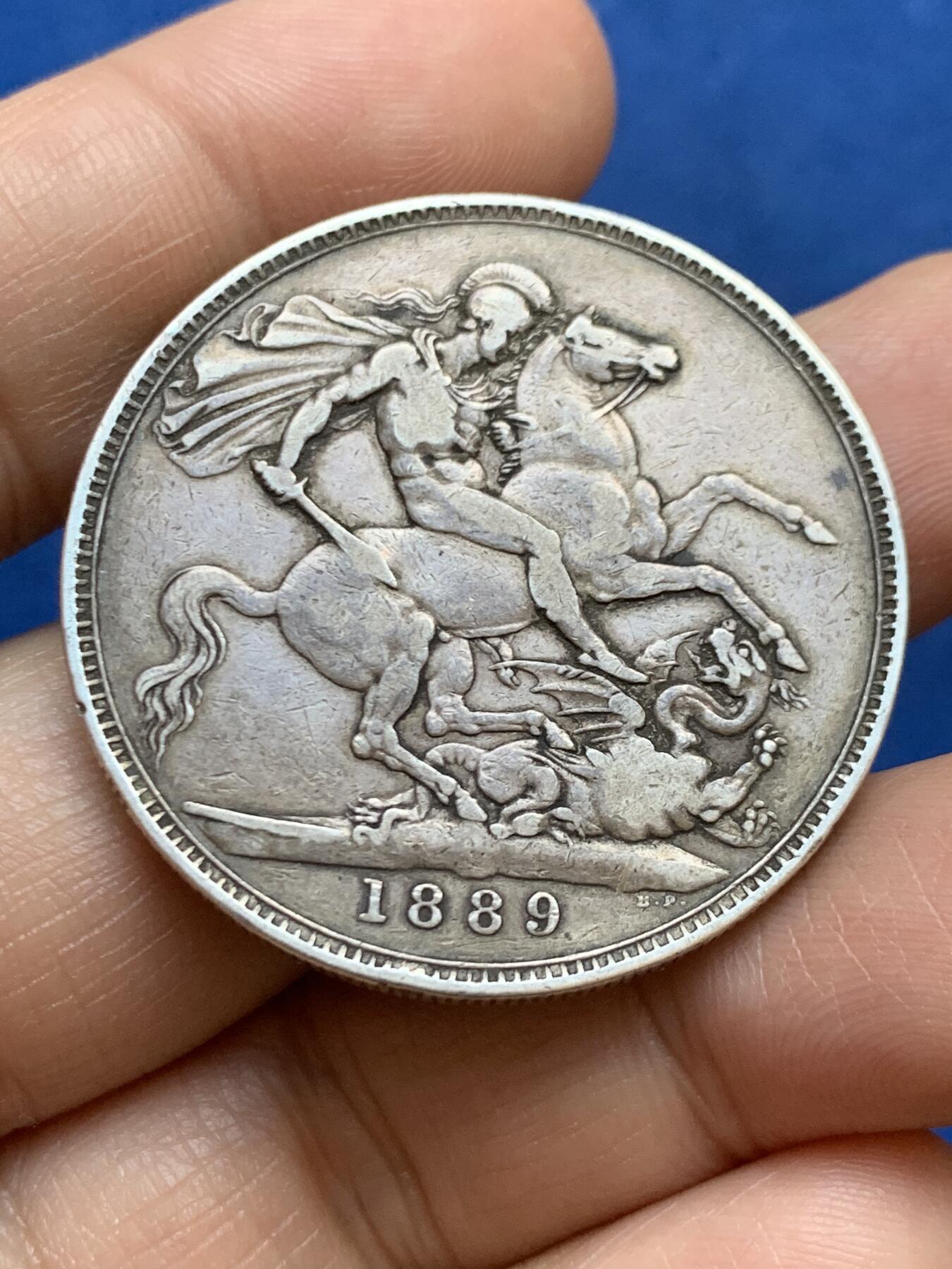 《竞宝斋》第449场 周日，周一，周二  3场连拍 （全场包邮，欢迎送拍） 英国 1889年 维多利亚女王 高冠 马剑克朗大银币