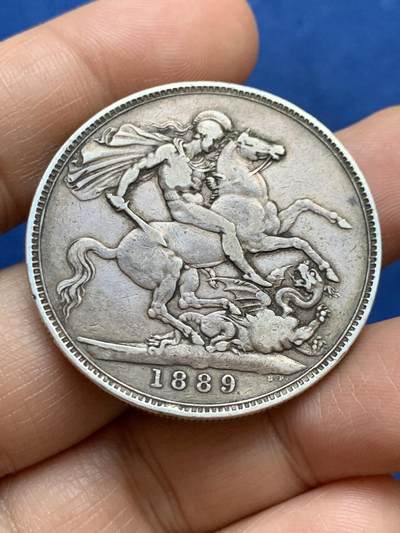 《竞宝斋》第449场 周日，周一，周二  3场连拍 （全场包邮，欢迎送拍） 英国 1889年 维多利亚女王 高冠 马剑克朗大银币