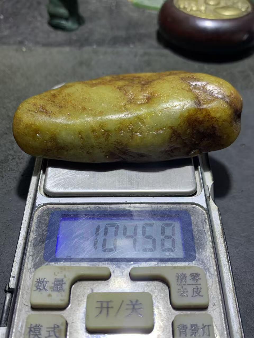 新疆和田玉青黄玉原石一颗，