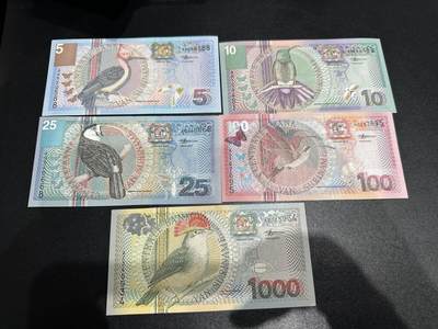 《外钞收藏家》第五百九十六期（精品大拍场）（本平台长期征集拍品、欢迎藏友们联系合作） - 苏里南2000年鸟版5/10/25/100/1000盾5张一起（全新，有一张有轻微荧光反应，实物精美）