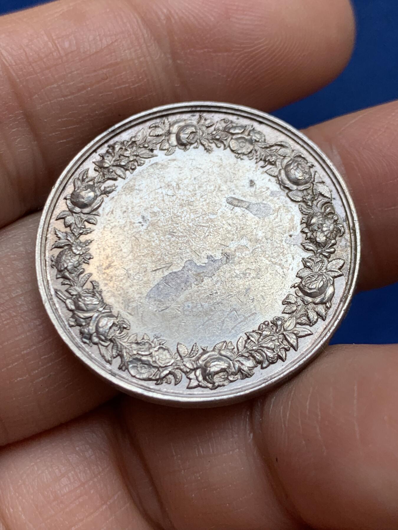 《竞宝斋》第449场 周日，周一，周二  3场连拍 （全场包邮，欢迎送拍） 法国婚礼银章 背面无刻字 14.2克 30.1mm 丰饶角银标 感觉有胶水残留 细节见图