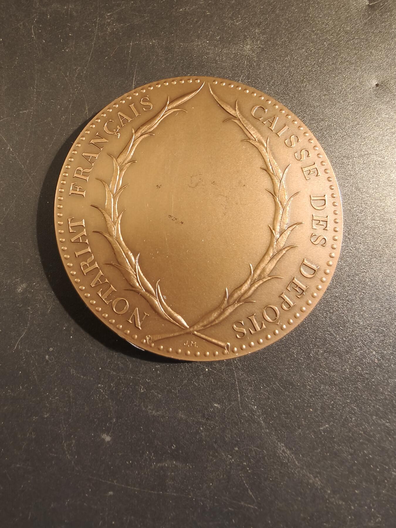 老王徽章第171期 法国公证处与存托银行大铜章    原盒     直径60mm    重量121.1g     正面人物为亨利·弗朗索瓦·达盖索 (1668-1751)，他曾三次担任法国大法官。他被伏尔泰誉为“法国有史以来学识最渊博的法官”。