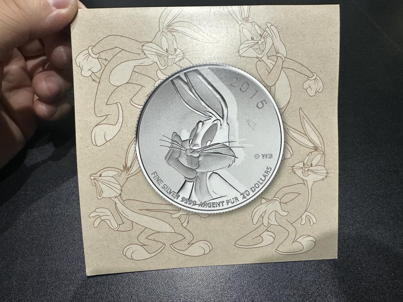 《外钞收藏家》第五百九十六期（精品大拍场）（本平台长期征集拍品、欢迎藏友们联系合作） 加拿大2015年20加元经典动画兔八哥卡装纪念精制银币（8g纯银）