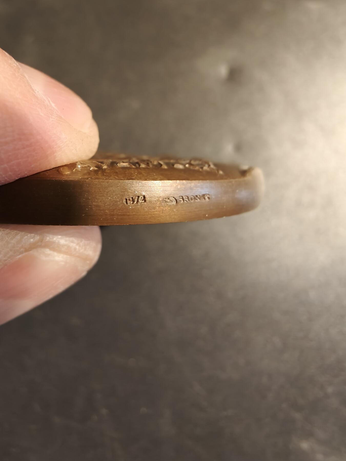 老王徽章第171期 法国公证人协会与存托储蓄银行大铜章     直径60mm    重量140g      正面为古希腊雅典政治家梭伦