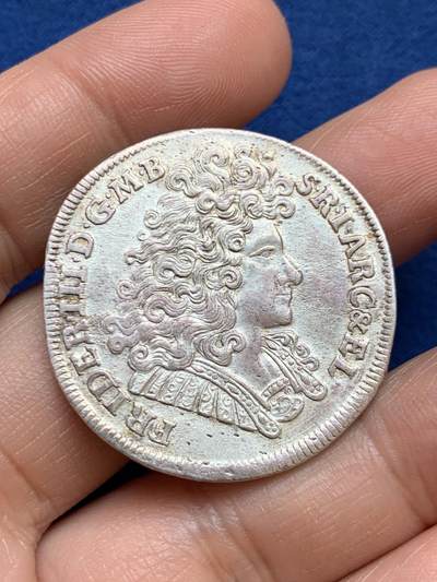 《竞宝斋》第449场 周日，周一，周二  3场连拍 （全场包邮，欢迎送拍） - 神罗勃兰登堡1690年2/3泰勒大银币 品相超好光泽耀眼压印深峻 霍亨索伦的腓特烈三世选帝侯(后来的普鲁士首任国王腓特烈一世)大卷发头像 勃兰登堡-普鲁士所有领地的盾徽拼合 LCS柏林厂出品 难得的细节头发清清楚楚的压印 2/3T是流通主力大面值 更大的泰勒是极个别年份才发行的高贵面值 细节见图