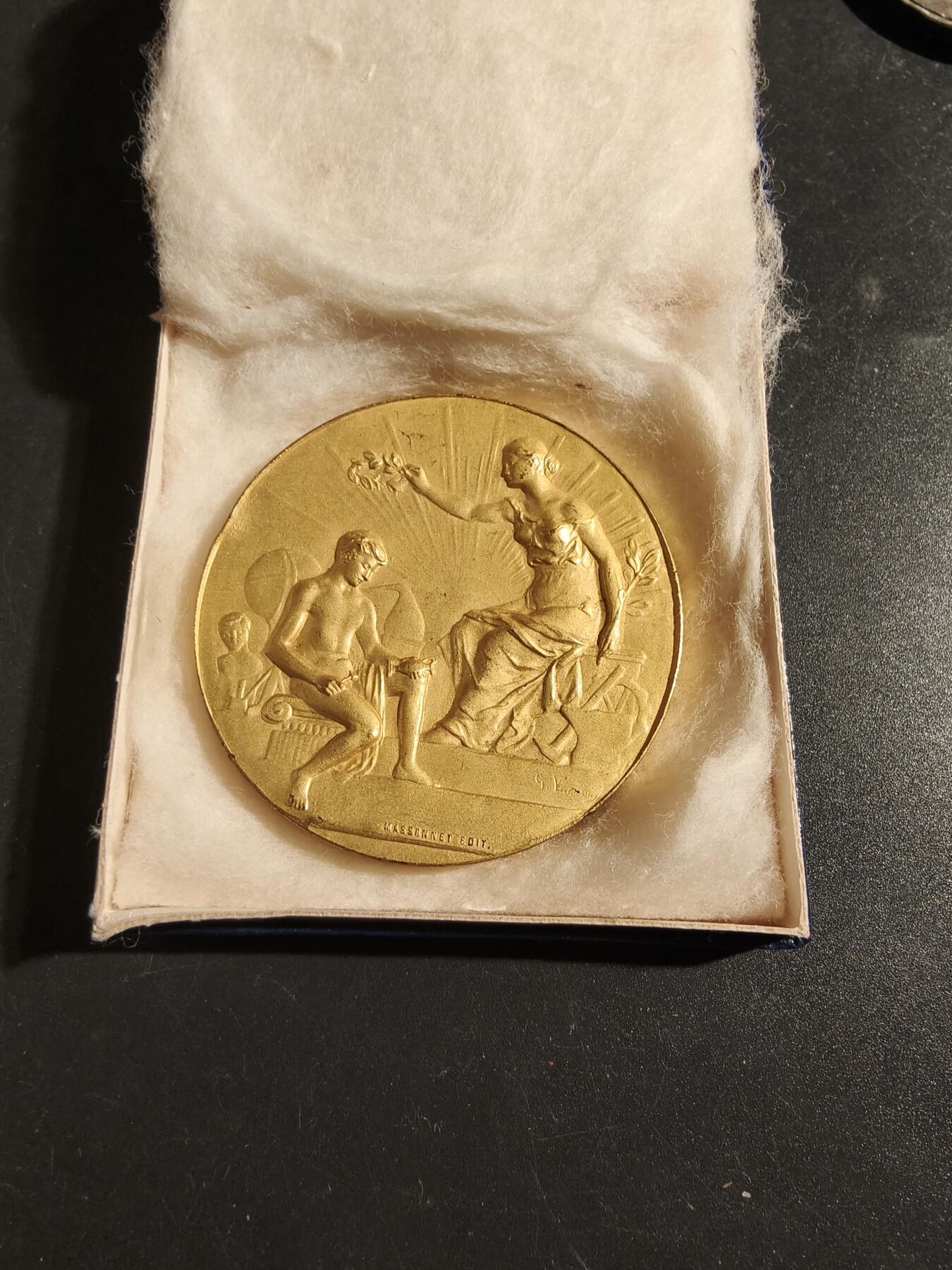 老王徽章第171期 比利时弗勒吕斯1903年国际博览会镀金大铜章    带盒子     Cuivre铜标     直径50mm      重量55.7g