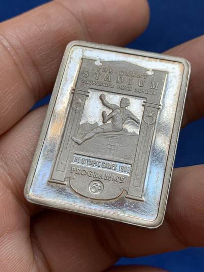 《竞宝斋》第449场 周日，周一，周二  3场连拍 （全场包邮，欢迎送拍） 英国 1948年 奥运纪念方章 21.72克 28*38mm