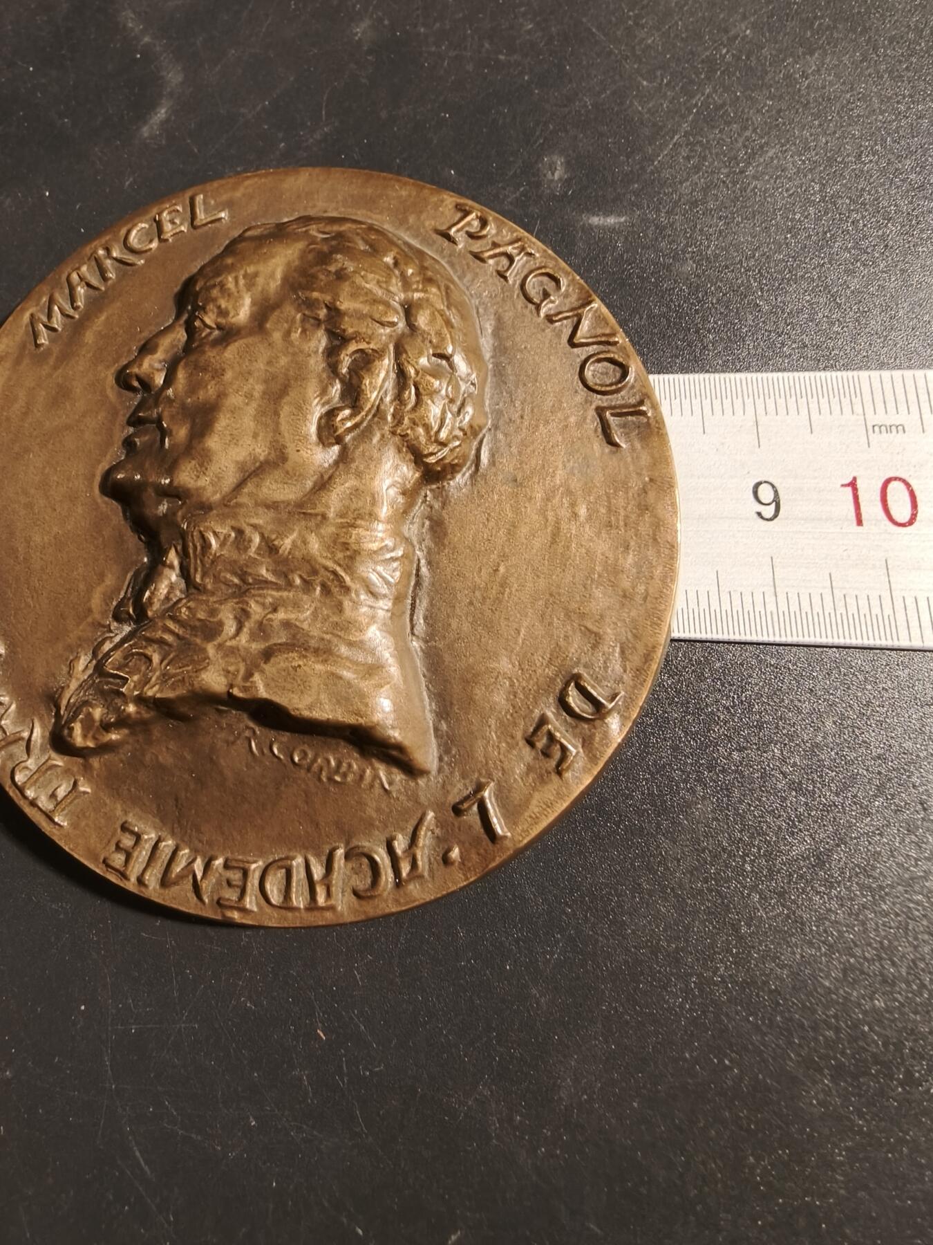 老王徽章第171期 法国国库服务国家学校毕业大铜章     正面为法兰西科学院院士马塞尔·帕尼奥尔     高浮雕     科尔宾作品     直径81mm     重量308.8g