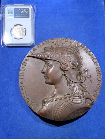 《竞宝斋》第449场 周日，周一，周二  3场连拍 （全场包邮，欢迎送拍） - 法兰西银行百年1800-1900年玛丽安娜戎装纪念章，复刻陶章，直径160mm，高浮雕，厚度最薄处也有12mm，重727.6克，可以配个支架做书房&博古架摆件，玛丽安娜爱好者必藏。