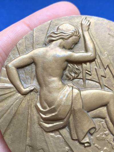 《竞宝斋》第449场 周日，周一，周二  3场连拍 （全场包邮，欢迎送拍） 电力女神大铜章 163克 67mm 丰饶角铜标