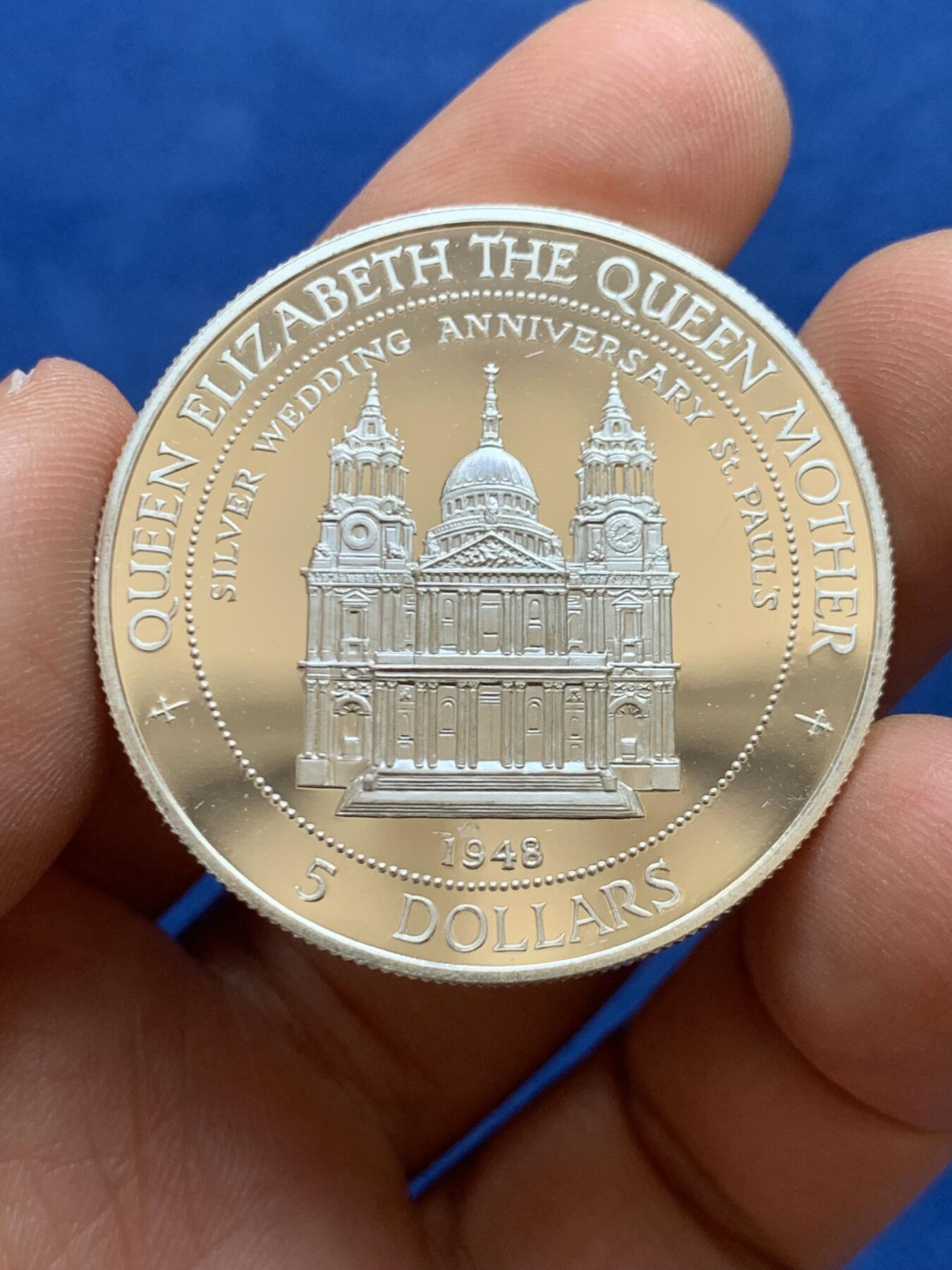 《竞宝斋》第449场 周日，周一，周二  3场连拍 （全场包邮，欢迎送拍） 库克群岛1995年伊丽莎白王太后银婚大银币 31.6g 925银