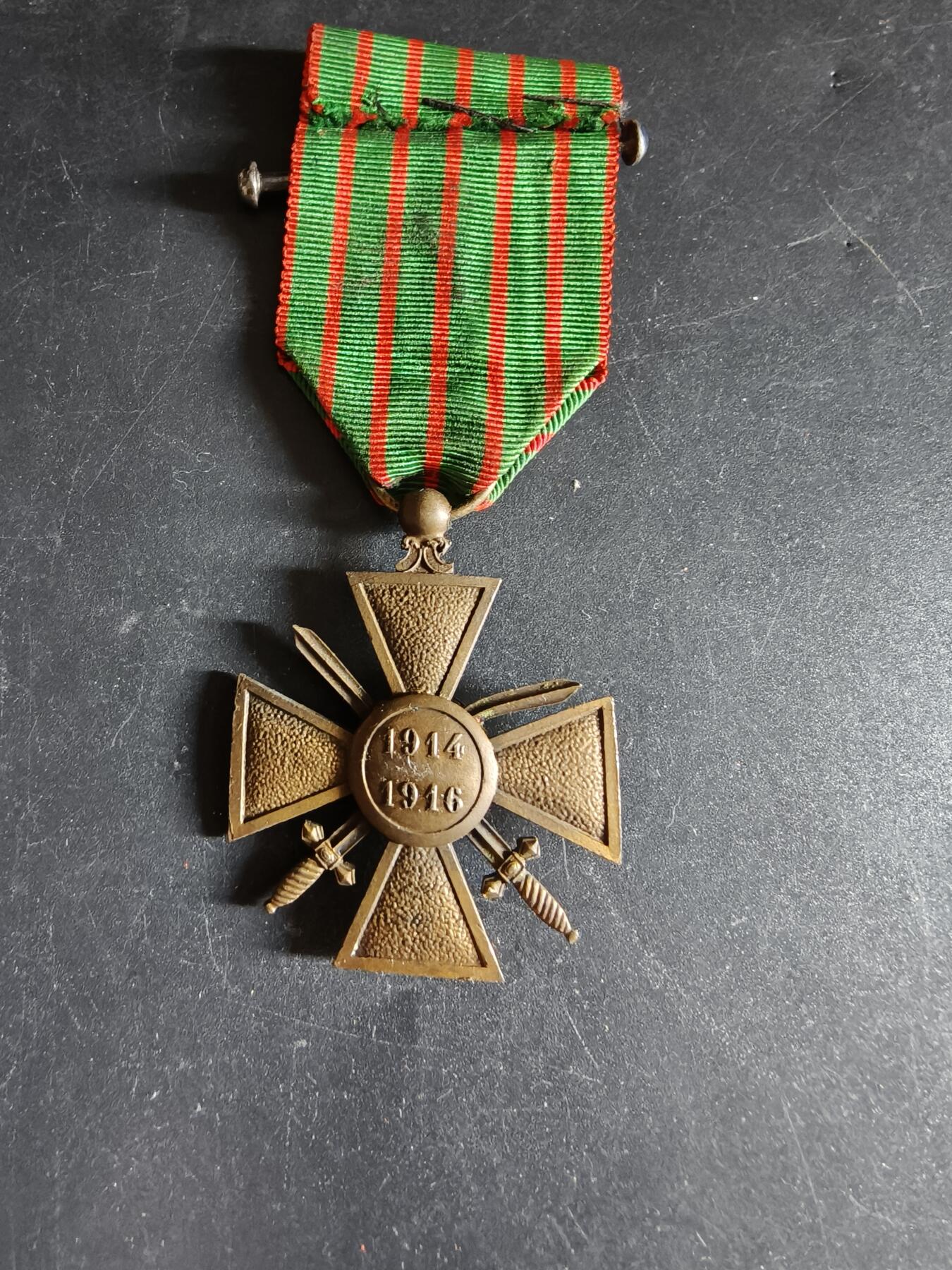 老王徽章第171期 法国1916战争十字奖章     一颗铜星一颗银星勋饰