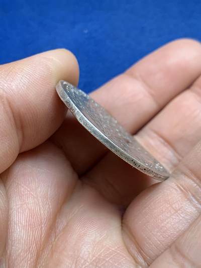 《竞宝斋》第449场 周日，周一，周二  3场连拍 （全场包邮，欢迎送拍） 神罗勃兰登堡1690年2/3泰勒大银币 品相超好光泽耀眼压印深峻 霍亨索伦的腓特烈三世选帝侯(后来的普鲁士首任国王腓特烈一世)大卷发头像 勃兰登堡-普鲁士所有领地的盾徽拼合 LCS柏林厂出品 难得的细节头发清清楚楚的压印 2/3T是流通主力大面值 更大的泰勒是极个别年份才发行的高贵面值 细节见图