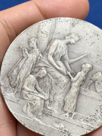 《竞宝斋》第449场 周日，周一，周二  3场连拍 （全场包邮，欢迎送拍） 法国1930年初等教育银章，新艺术风格，背面手工刻字非常精美，由Daniel Dupuis设计，丰饶角银标，63.15克，49.8mm