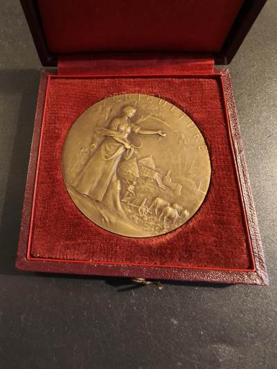 老王徽章第171期 - 法国萨瓦省圣朱利安昂热讷农业协会大铜章     原盒       大师P.Grandhomme作品     直径50mm     重量48.6g