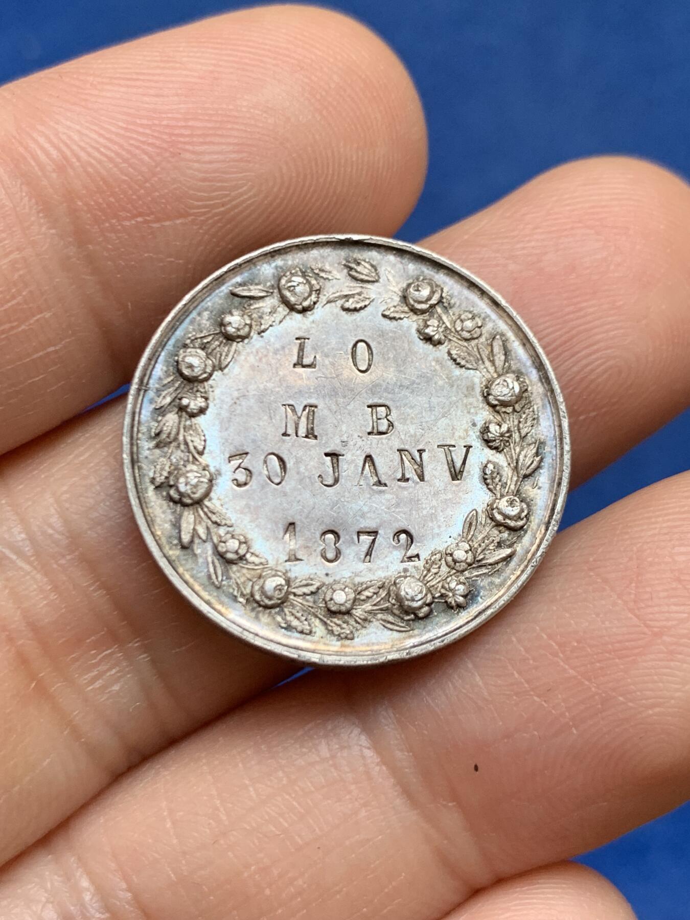 《竞宝斋》第449场 周日，周一，周二  3场连拍 （全场包邮，欢迎送拍） 婚礼银章 5克 23.8mm 蜜蜂银标 背面刻字1872