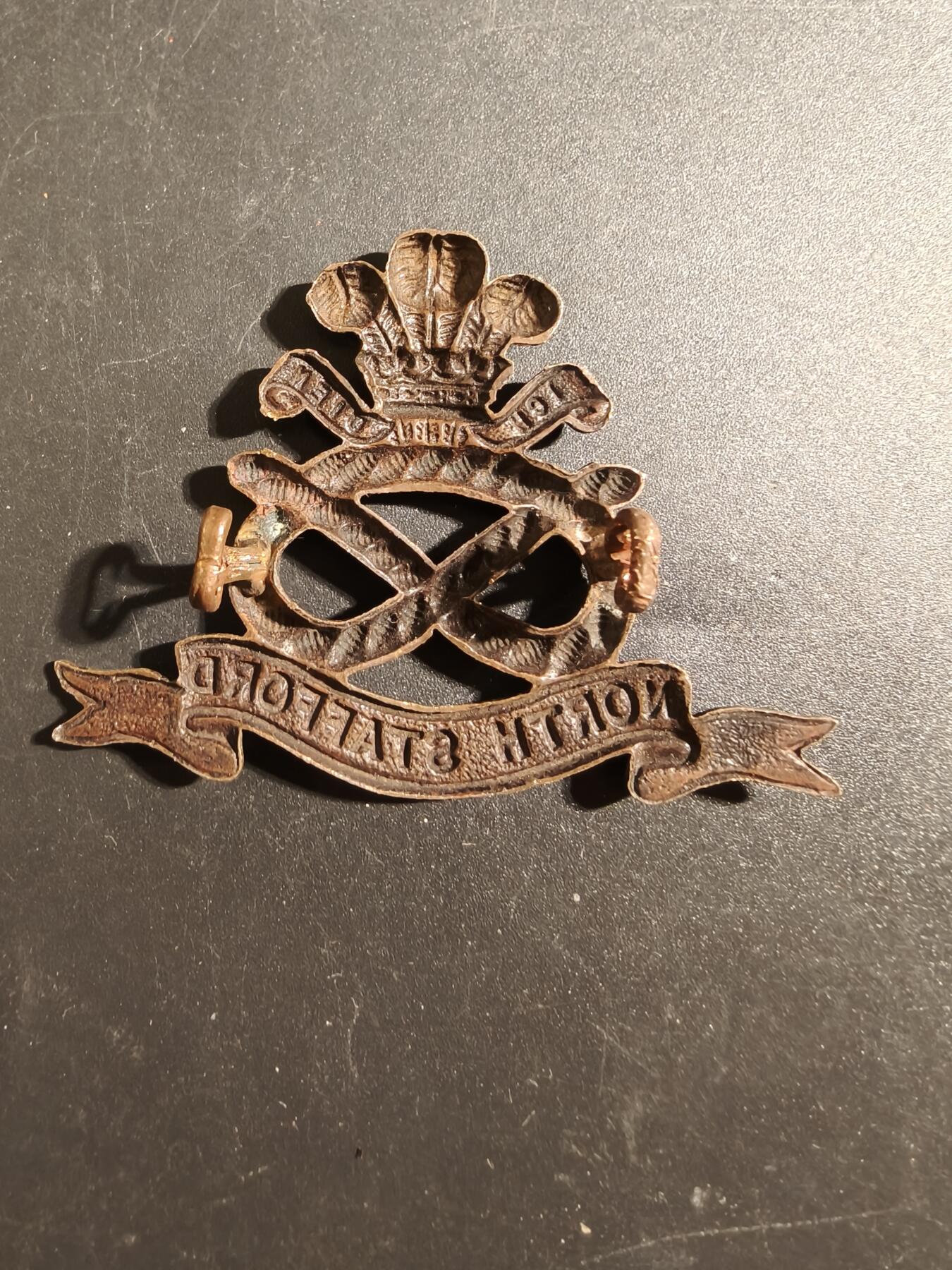 老王徽章第171期 英国北斯塔福德步兵团帽徽     一战时期