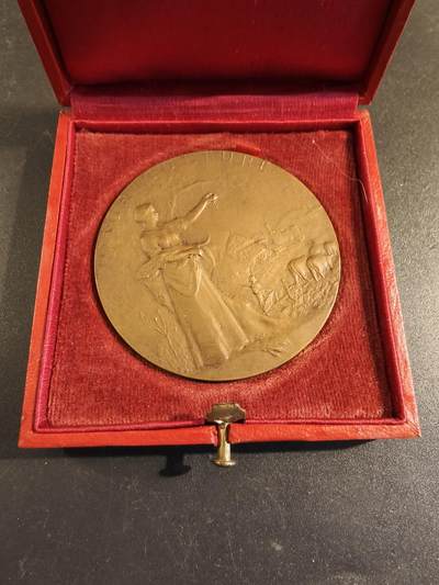 老王徽章第171期 - 法国萨瓦省圣朱利安昂热讷农业协会大铜章     原盒       大师P.Grandhomme作品     直径50mm     重量53.6g