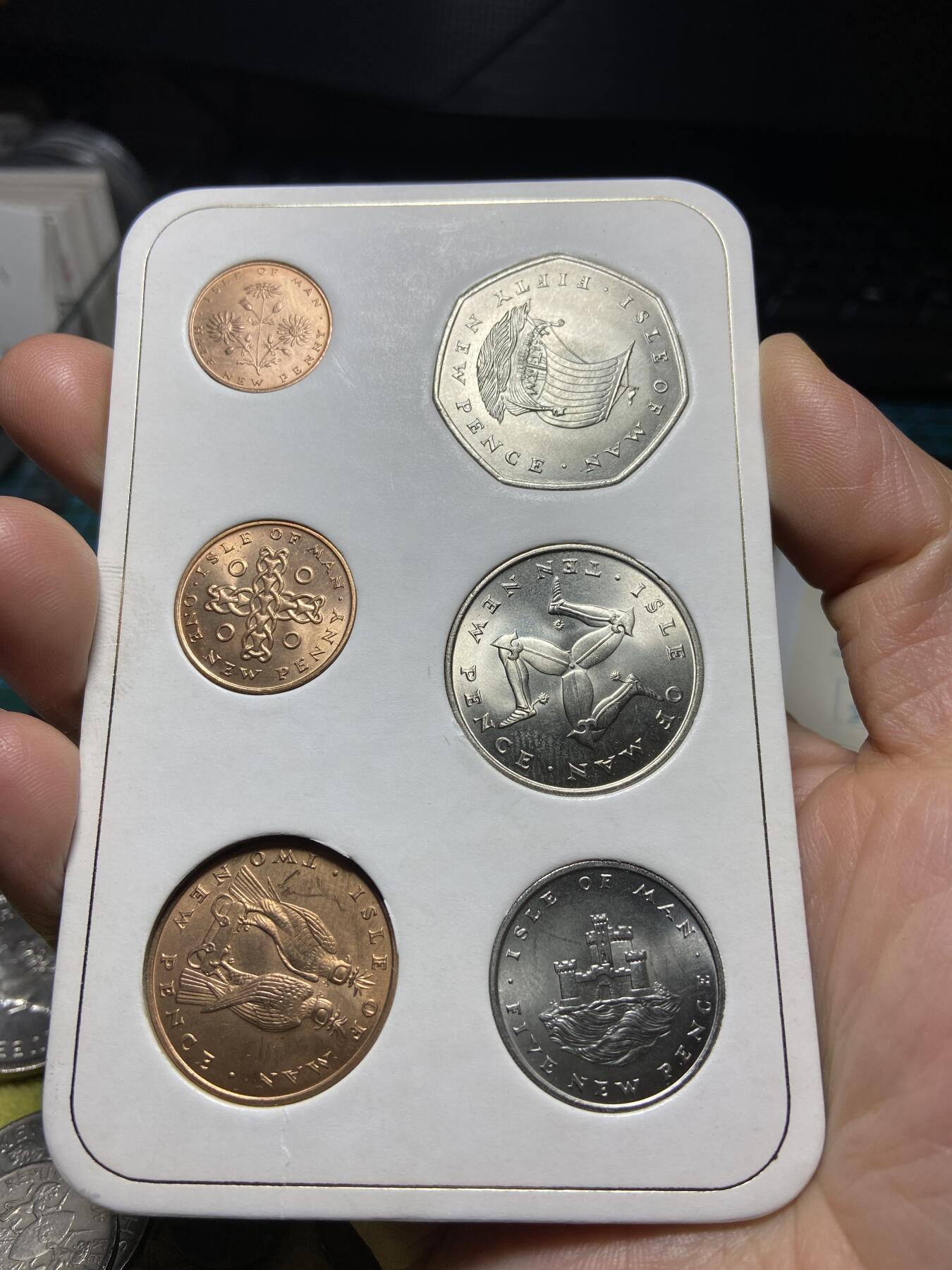 2025年第一百四十四场(总第一百七十场）品种丰富英国一线回流散币年末特拍场第一场(免佣金) 全新–英属马恩岛🇮🇲1971年十进制首发套币(伊丽莎白二世中年花冠，十进制第一套首发年)
