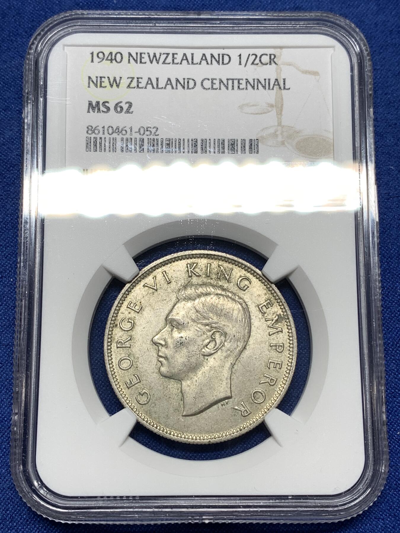 《竞宝斋》第449场 周日，周一，周二  3场连拍 （全场包邮，欢迎送拍） NGC MS62 新西兰1940年建国百年纪念半克朗银币，少见品种，状态不错。