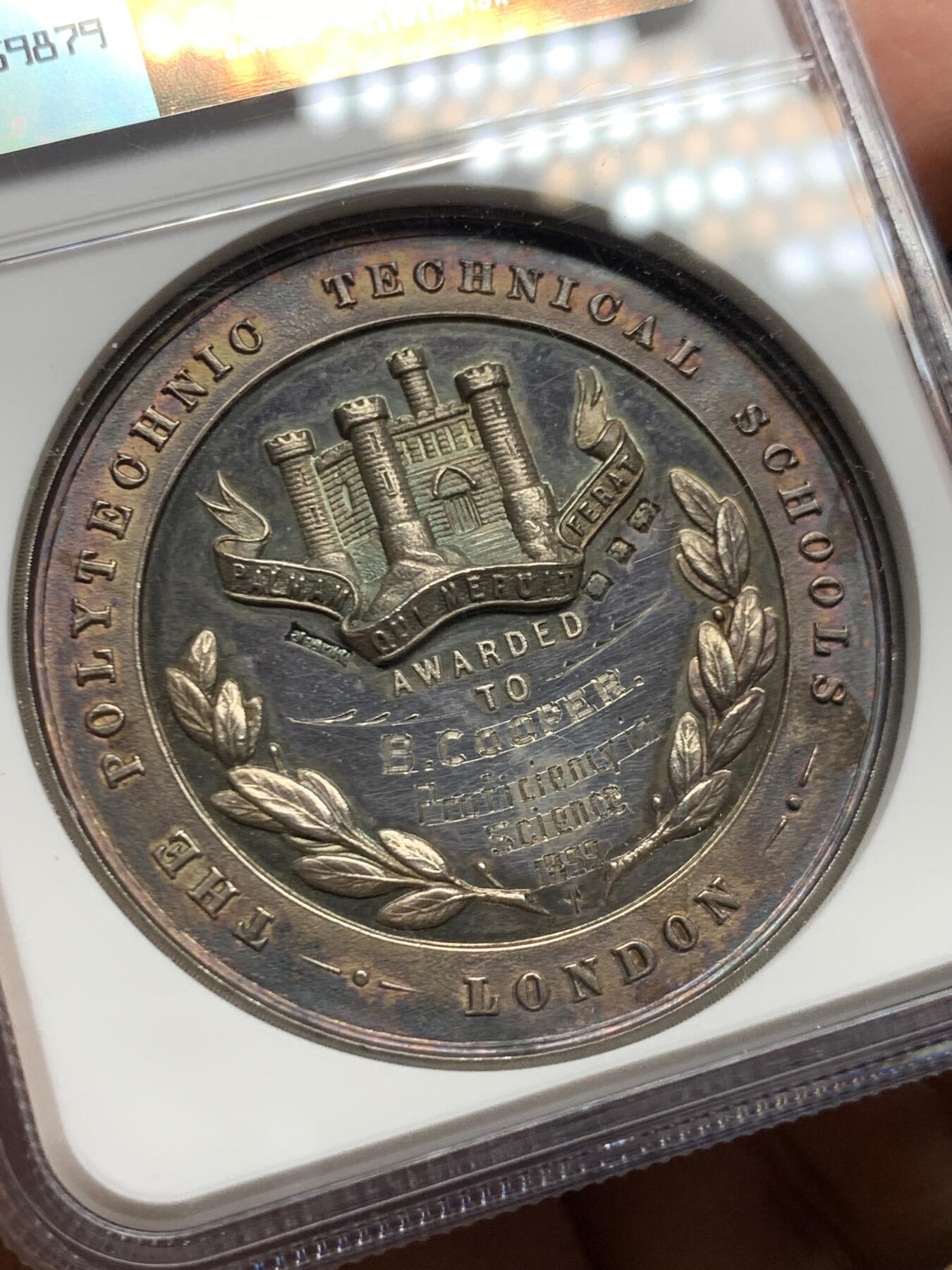 《竞宝斋》第449场 周日，周一，周二  3场连拍 （全场包邮，欢迎送拍） NGC MS62 英国1899年（ngc误标1855）圣马丁中央学院圣乔治屠龙银章，早期年份带银标，原味无洗五彩包浆，值得收藏。45MM，加厚盒。