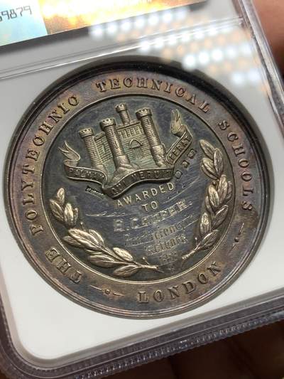 《竞宝斋》第449场 周日，周一，周二  3场连拍 （全场包邮，欢迎送拍） NGC MS62 英国1899年（ngc误标1855）圣马丁中央学院圣乔治屠龙银章，早期年份带银标，原味无洗五彩包浆，值得收藏。45MM，加厚盒。