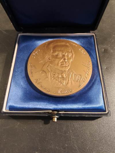 老王徽章第171期 - 法国存托银行与公证人协会大铜章    原盒，盒子卡扣不严    直径60mm    重量114.6g    正面人物是法国著名法学家和政治家波塔利斯。   