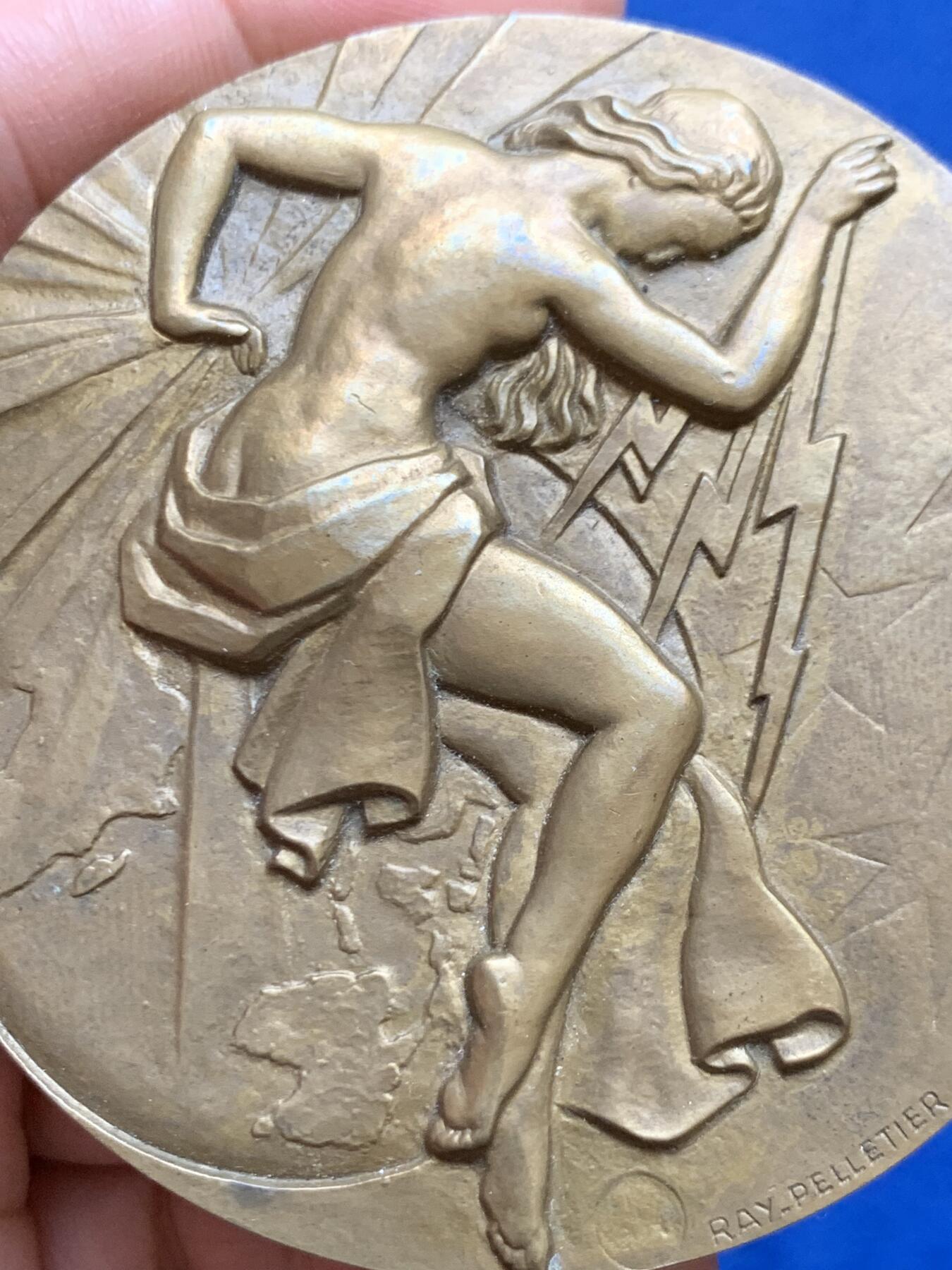 《竞宝斋》第449场 周日，周一，周二  3场连拍 （全场包邮，欢迎送拍） 电力女神大铜章 163克 67mm 丰饶角铜标