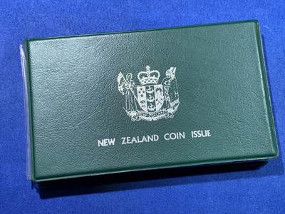 《竞宝斋》第449场 周日，周一，周二  3场连拍 （全场包邮，欢迎送拍） - 新西兰1980年官方精制套币 亚克力盒已开 中间主币换成了了1967年一元（非银质）