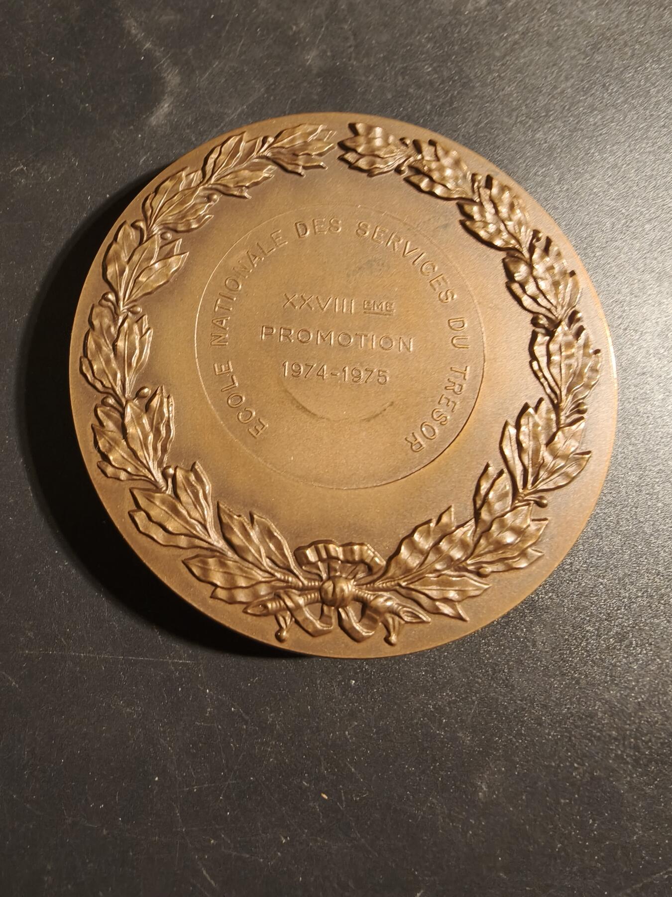 老王徽章第171期 法国国库服务国家学校毕业大铜章     正面为法兰西科学院院士马塞尔·帕尼奥尔     高浮雕     科尔宾作品     直径81mm     重量308.8g