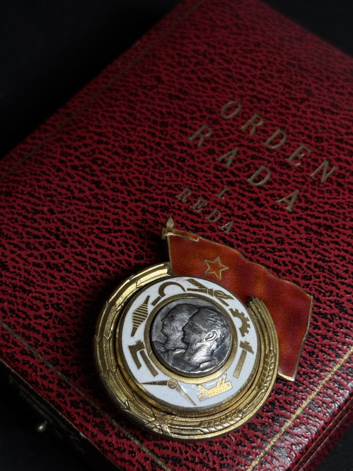 欢庆元旦！戎马世界章牌大赏第109期元旦大拍 南斯拉夫一级劳动勋章，带原盒，号段1277，银制，非常少见的过渡版（转轮向别针过渡短暂存在的版本）