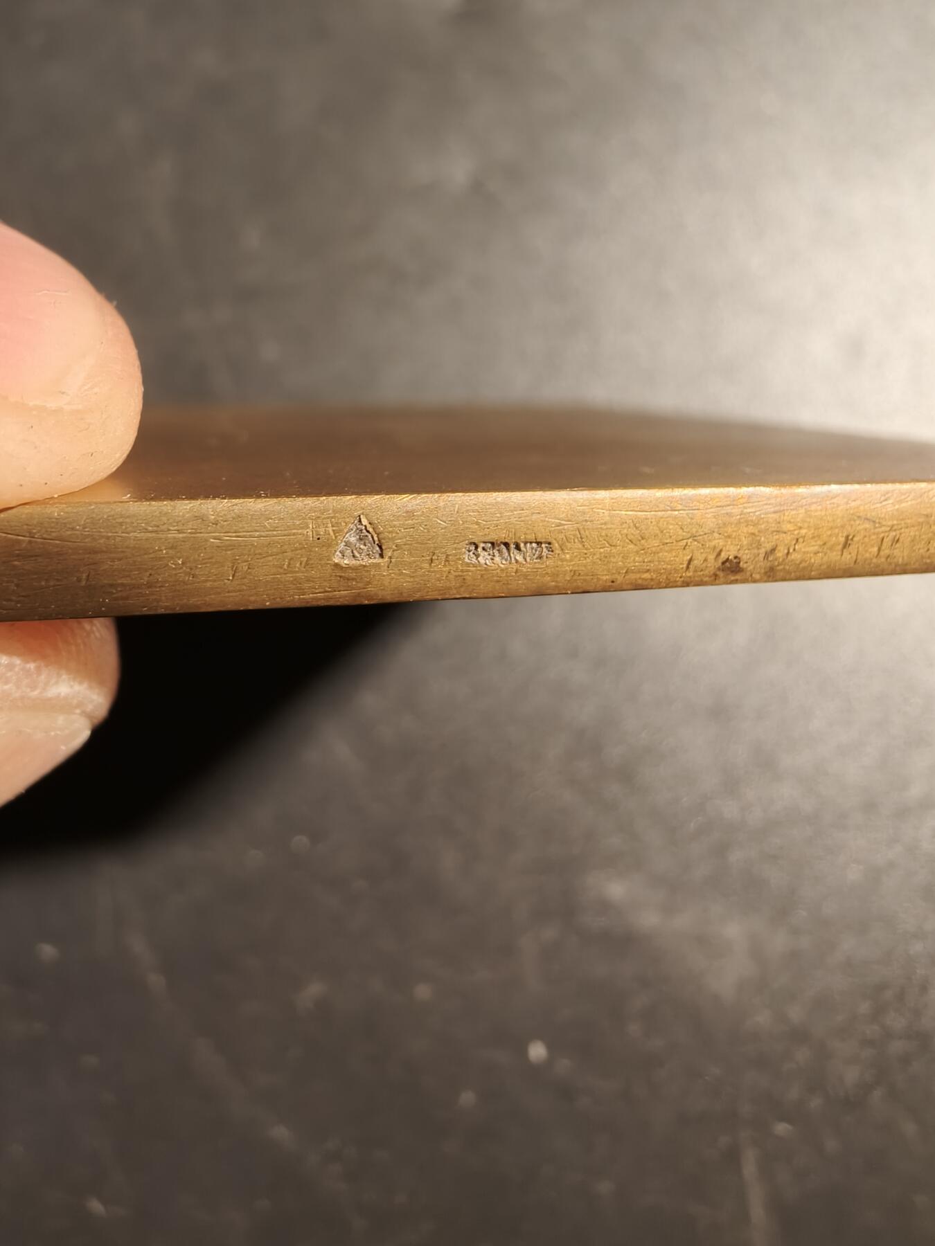 老王徽章第171期 法国贝尔福雄狮方形大铜章    巴托尔迪名作     尺寸63×49mm     重量108.9g     雄狮雕塑象征着1870-1871年贝尔福围城战期间丹弗特-罗什罗上校领导的英勇抵抗 