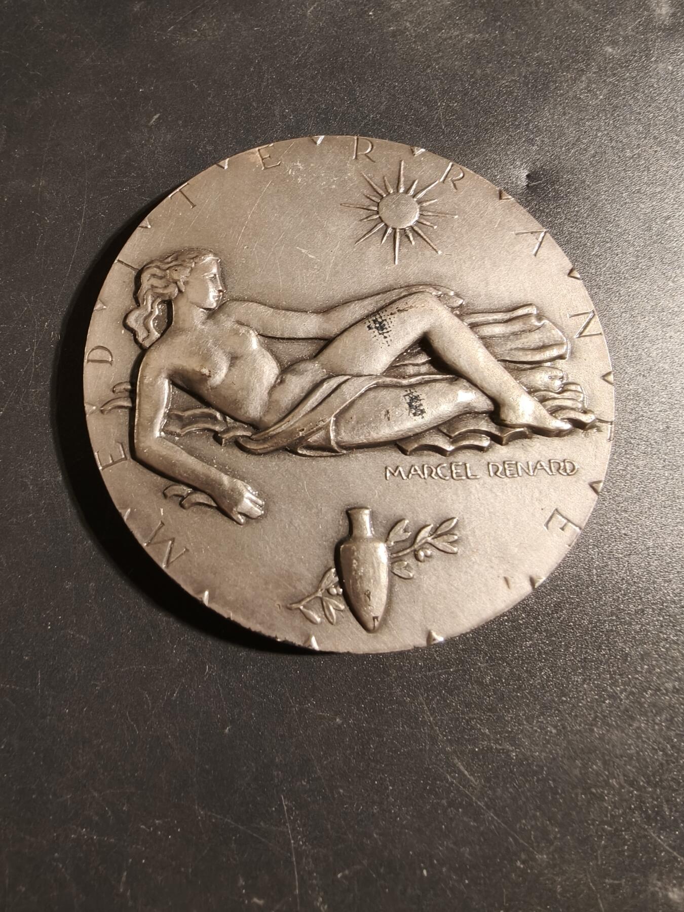 老王徽章第171期 法国《地中海》主体镀银大铜章     新古典主义大师马赛尔·雷纳德作品     直径68mm    重量164.8g 