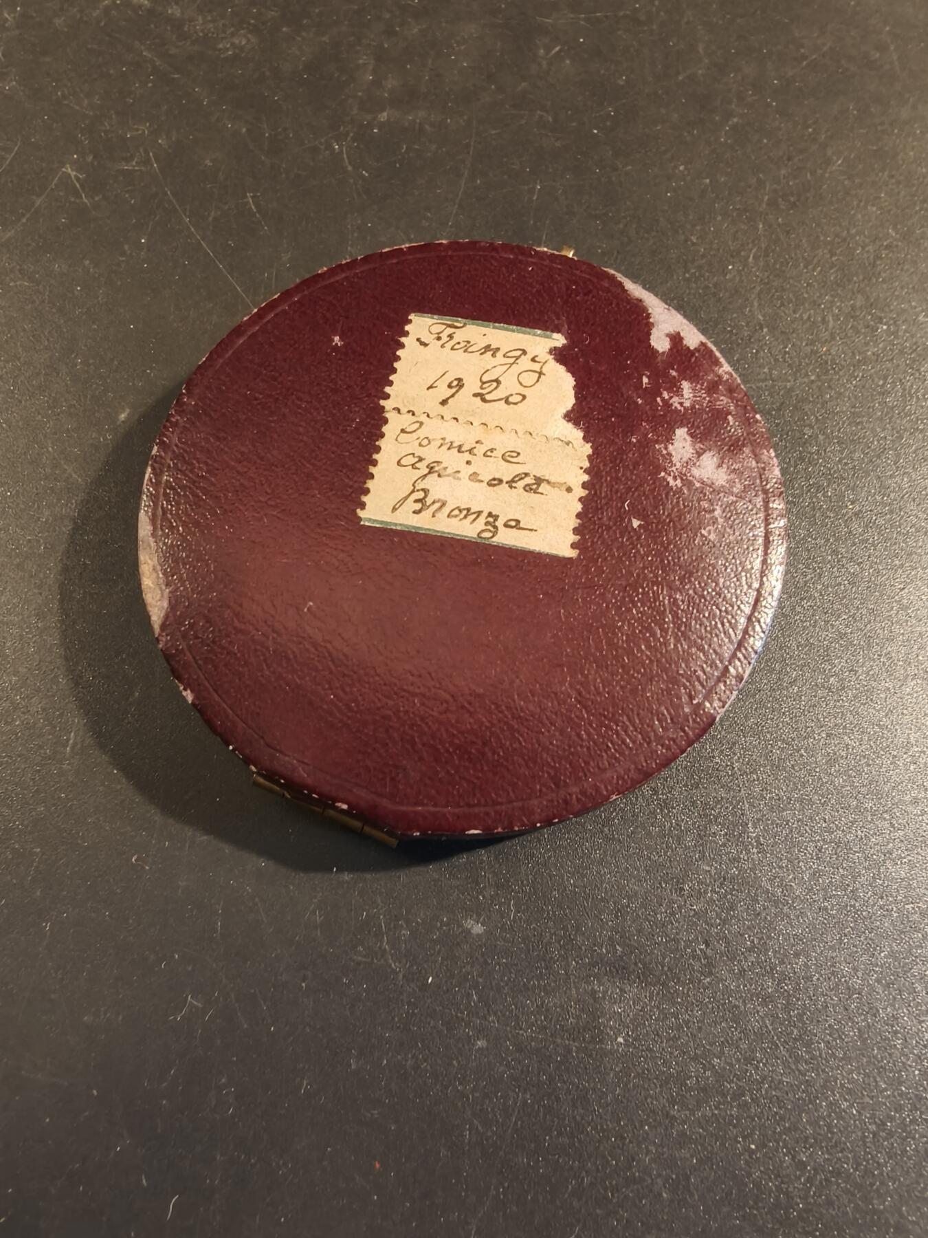 老王徽章第171期 法国萨瓦省圣朱利安昂热讷农业协会大铜章     原盒       大师P.Grandhomme作品     直径50mm     重量49.2g 