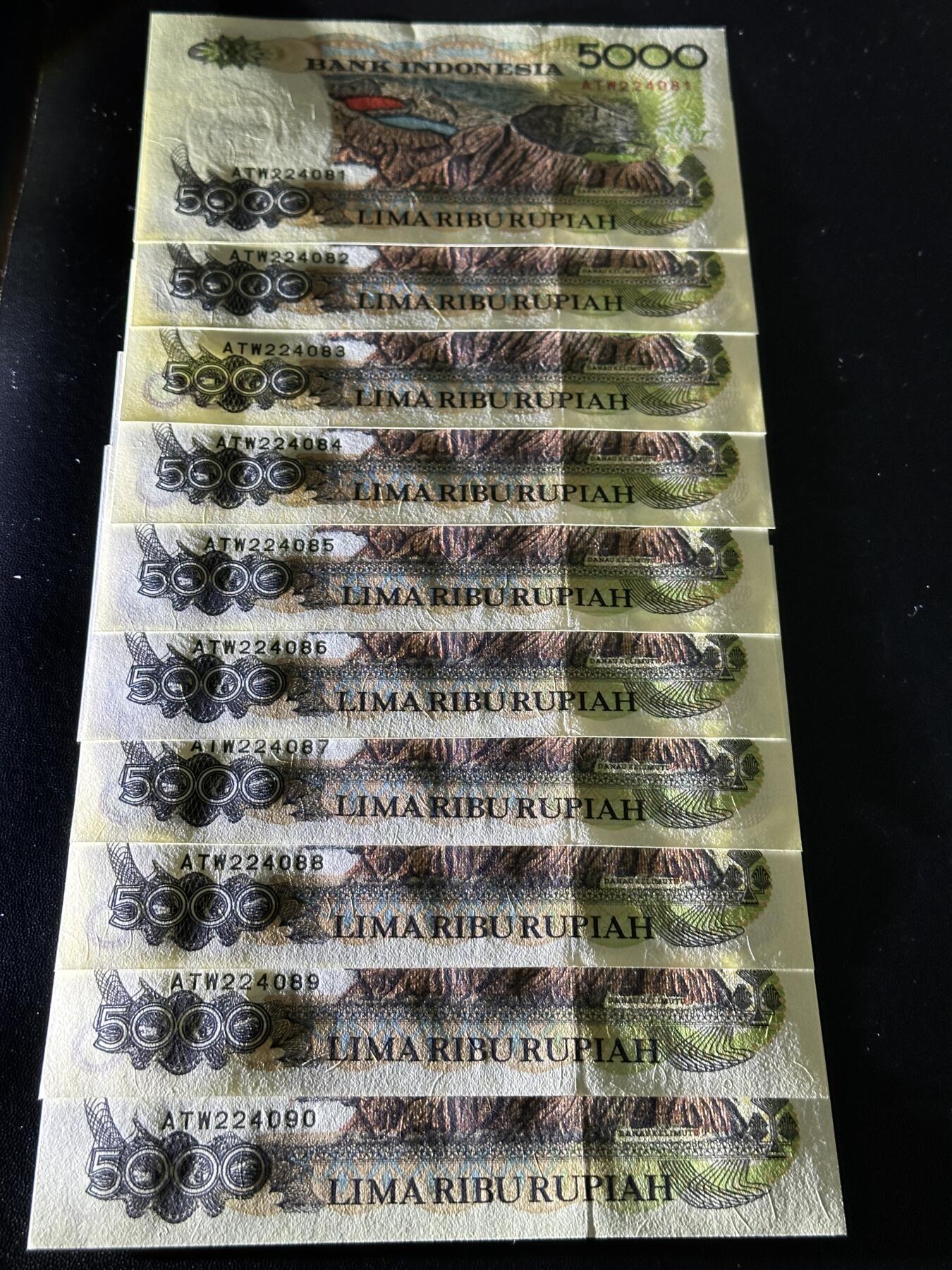 《外钞收藏家》第五百九十六期（精品大拍场）（本平台长期征集拍品、欢迎藏友们联系合作） 印度尼西亚92年5000卢比标十连号（三色湖，克里穆图火山，号码81-90）	UNC