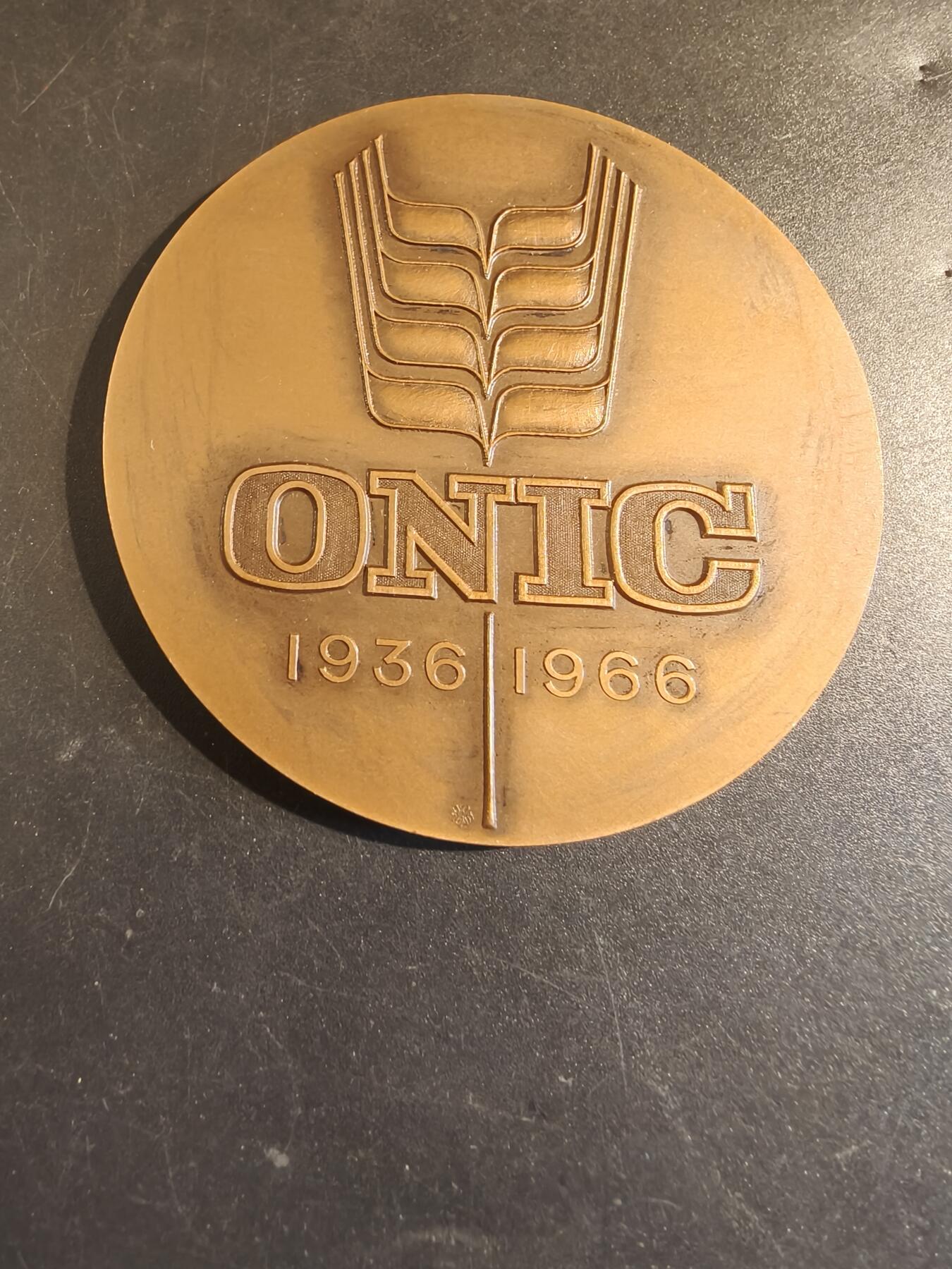 老王徽章第171期 法国农业部谷物行业协会大铜章     直径68mm    重量127.2g