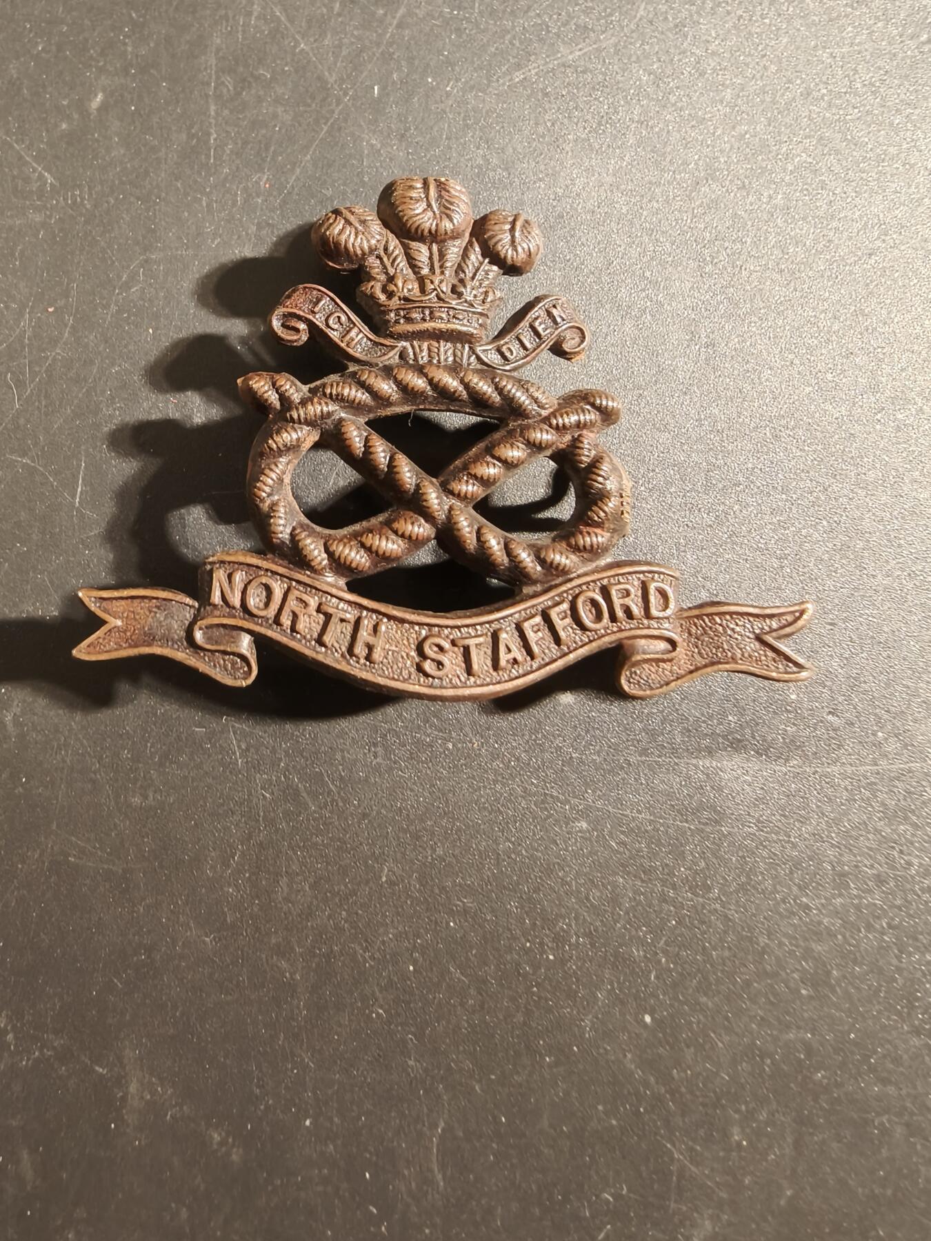 老王徽章第171期 英国北斯塔福德步兵团帽徽     一战时期