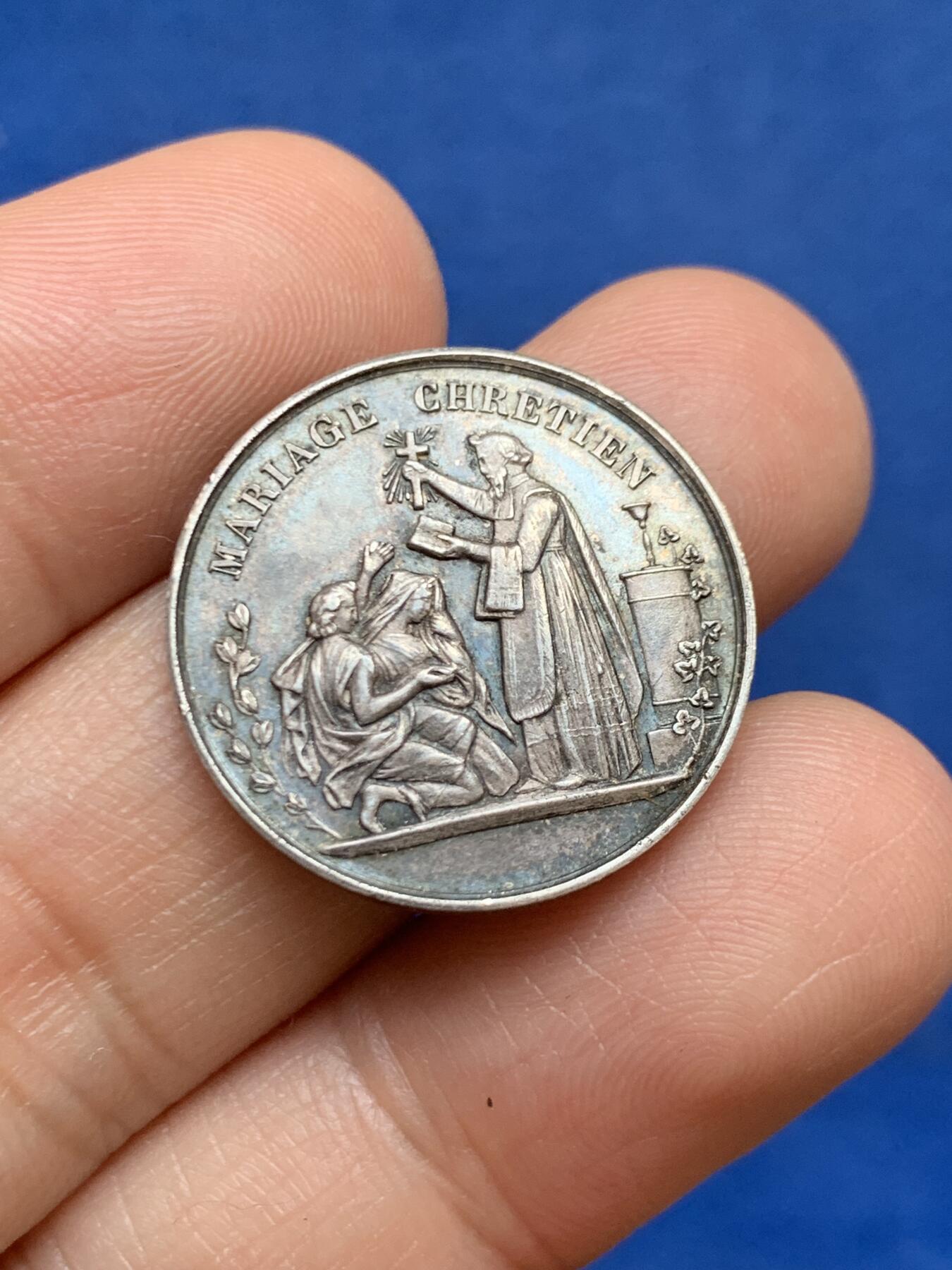 《竞宝斋》第449场 周日，周一，周二  3场连拍 （全场包邮，欢迎送拍） 婚礼银章 5克 23.8mm 蜜蜂银标 背面刻字1872