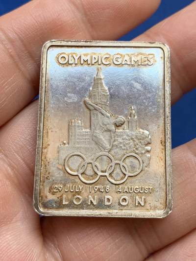 《竞宝斋》第449场 周日，周一，周二  3场连拍 （全场包邮，欢迎送拍） 英国 1948年 奥运纪念方章 21.72克 28*38mm