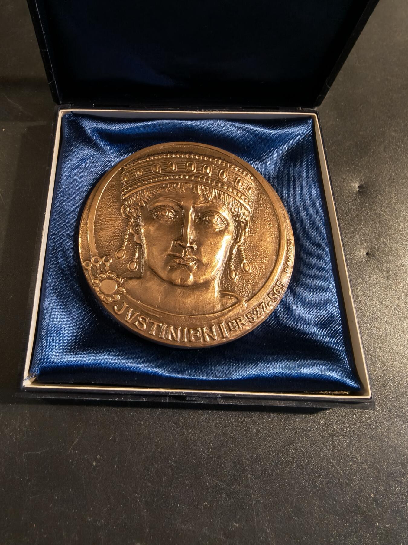 老王徽章第171期 法国公证处与存托银行大铜章 原盒 直径60mm 重量133.9g 正面人物为拜占庭国王查士丁尼一世