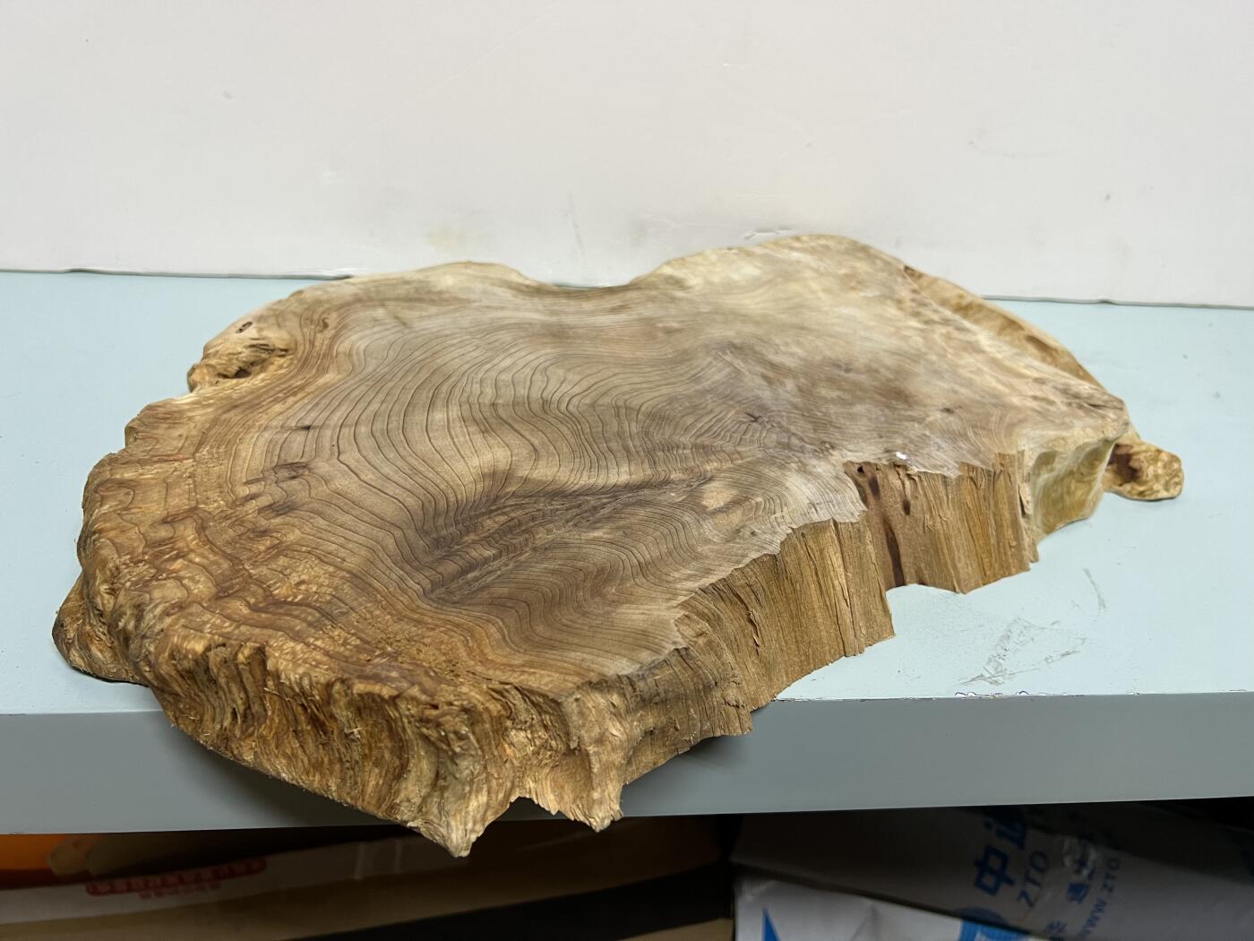 零元拍：1220-5香杉木老根榴干泡茶盘 毛坯，尺寸约：380/250/厚35MM，满花，药香满鼻，因为没有上漆，干燥天气可能会产生裂纹，属于正常现象