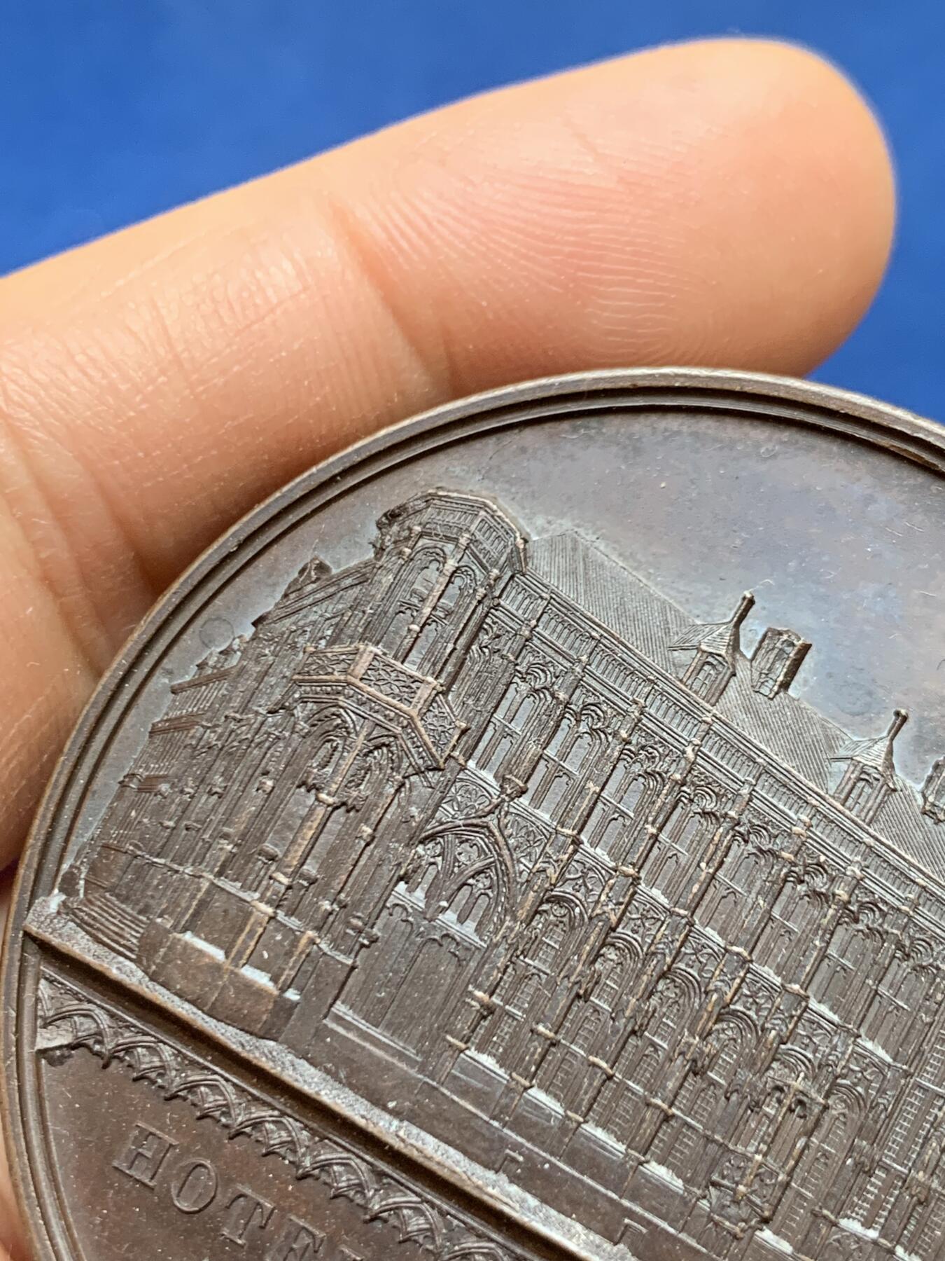 《竞宝斋》第449场 周日，周一，周二  3场连拍 （全场包邮，欢迎送拍） 比利时利奥波德一世国王加冕25周年纪念铜章，正面为根特城市建筑，以高浮雕形式呈现了它的立面，极丰富的细节展示当时雕刻工艺的极致状态，49.6克，50.3mm