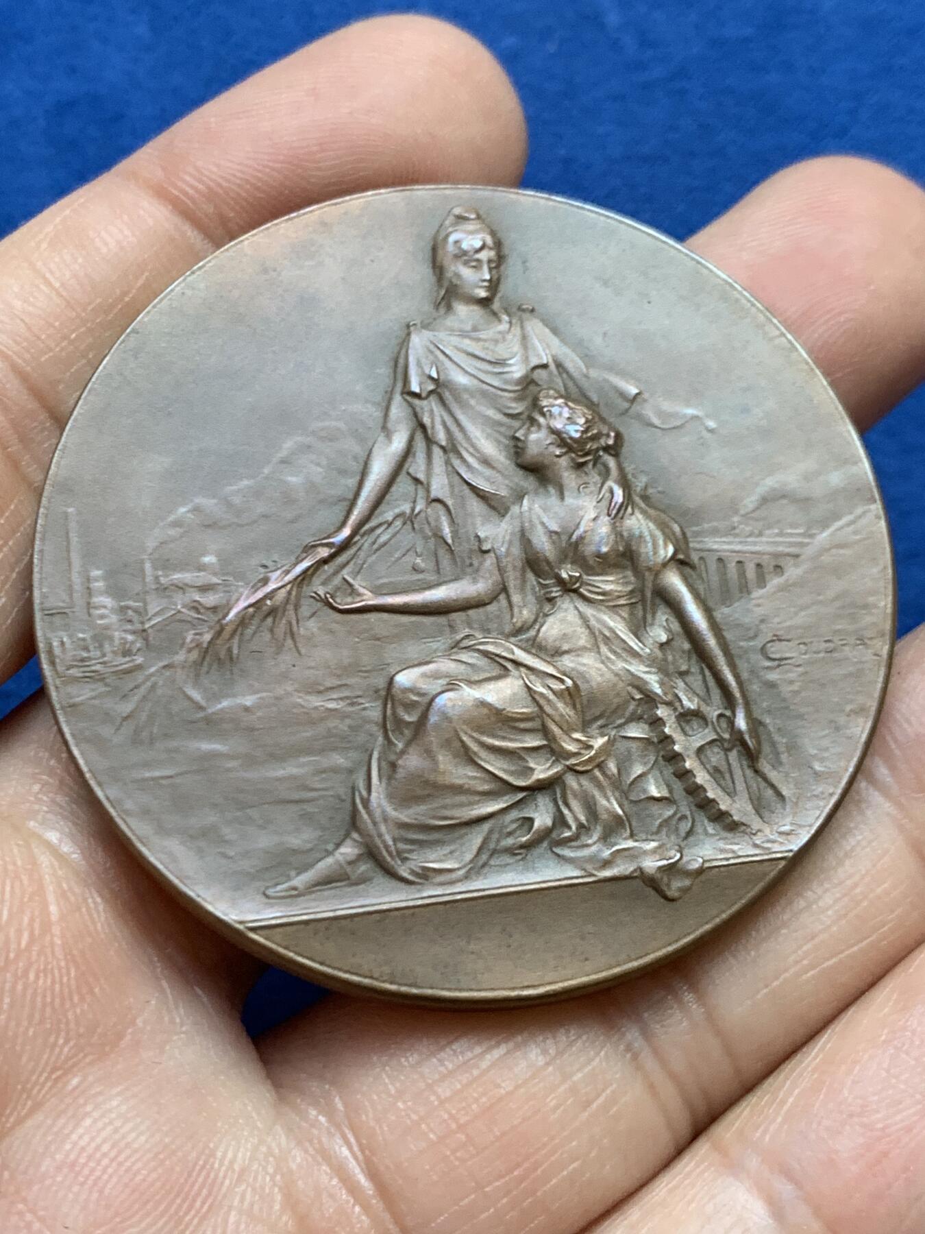 《竞宝斋》第449场 周日，周一，周二  3场连拍 （全场包邮，欢迎送拍） 法国鲁昂市建筑工会纪念铜章 56.2克 49.8mm 铜标边铭 带盒