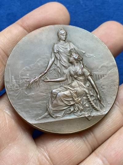 《竞宝斋》第449场 周日，周一，周二  3场连拍 （全场包邮，欢迎送拍） 法国鲁昂市建筑工会纪念铜章 56.2克 49.8mm 铜标边铭 带盒