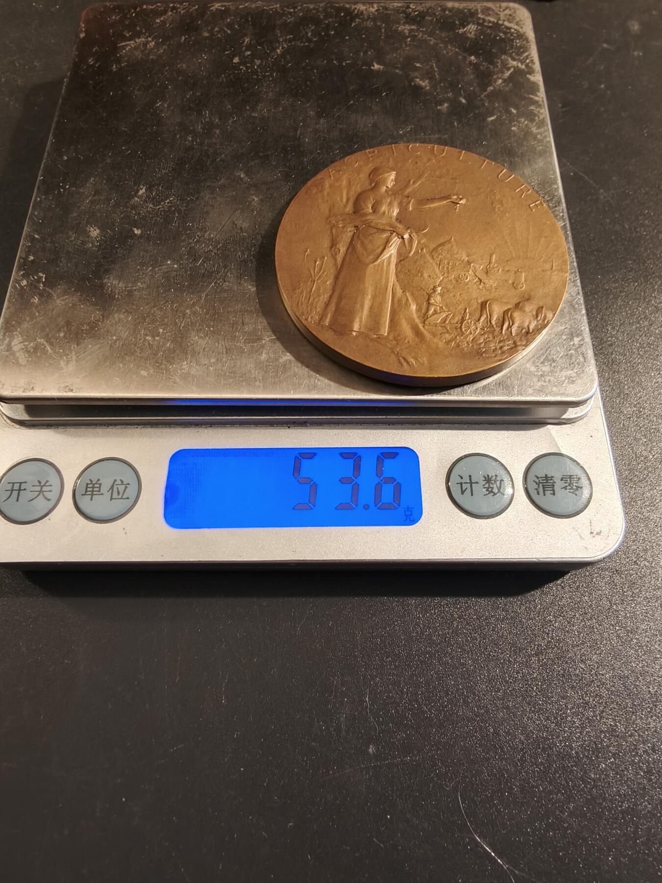 老王徽章第171期 法国萨瓦省圣朱利安昂热讷农业协会大铜章     原盒       大师P.Grandhomme作品     直径50mm     重量53.6g