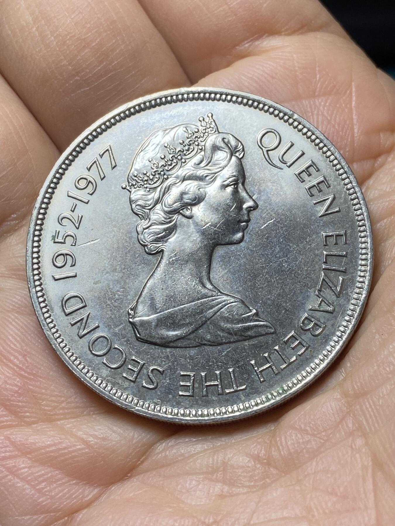 2025年第一百四十四场(总第一百七十场）品种丰富英国一线回流散币年末特拍场第一场(免佣金) 原光好品–英属根西岛🇬🇬1977年25便士克朗型币(伊丽莎白二世登基25周年银禧纪念币)