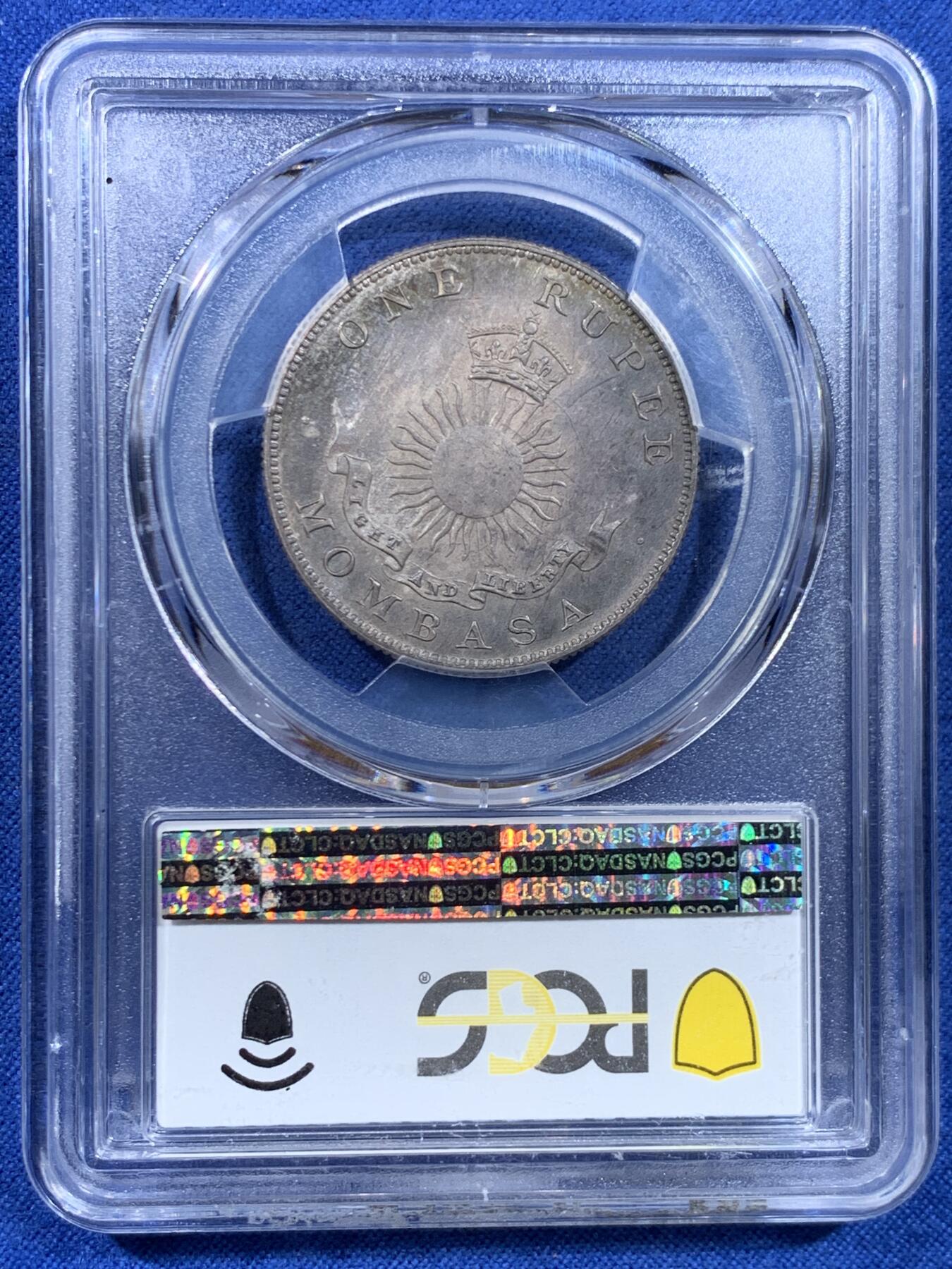 《竞宝斋》第449场 周日，周一，周二  3场连拍 （全场包邮，欢迎送拍） PCGS SP64 蒙巴萨 1888年1卢比银币 PL底板 绚丽五彩包浆 可与不求的状态 蒙巴萨是肯尼亚最大的港口，郑和下西洋最远到达的地方，大热门，吉祥年份 背面支撑小磕