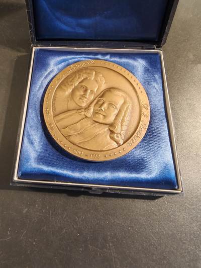 老王徽章第171期 - 法国存托银行与公证人协会大铜章    原盒    直径60mm    重量124g     法国两位著名法学家 Antoine Loisel (1536-1617) 和 Robert-Joseph Pothier (1699-1772) 